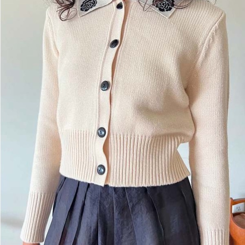 Lisa Says Gah Cream Cardigan with Black Floral Collar - Picture 2 of 5